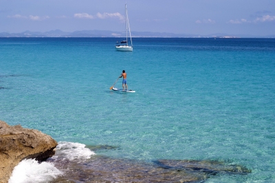 Standup-Paddler vor Formentera (Public Domain / Pixabay)  Public Domain 
Información sobre la licencia en 'Verificación de las fuentes de la imagen'